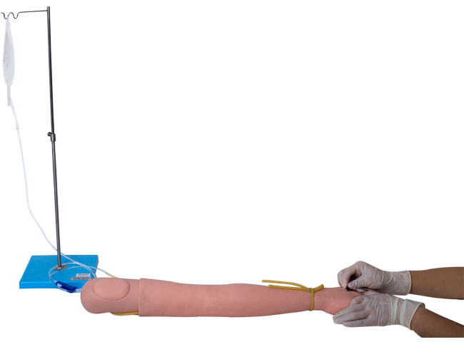 Ospedale realistico che prepara il multi braccio di iniezione in vena di velo