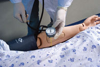 Pieno adulto avanzato - simulazione di modello di professione d'infermiera maschio del corpo con il CPR, misura di BP